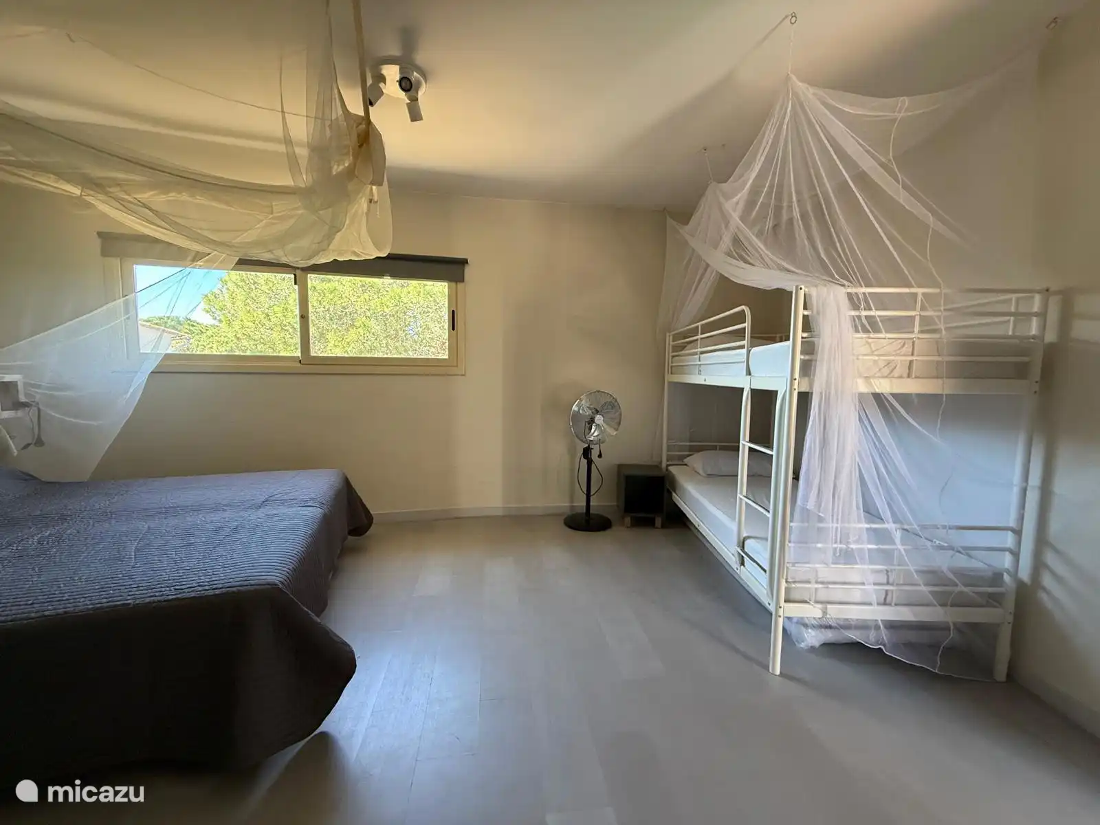 Familienzimmer mit Doppelkammer und Etagenbett 