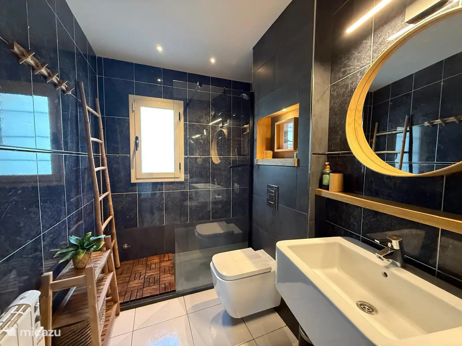 Ensuite-Bad mit begehbarer Dusche