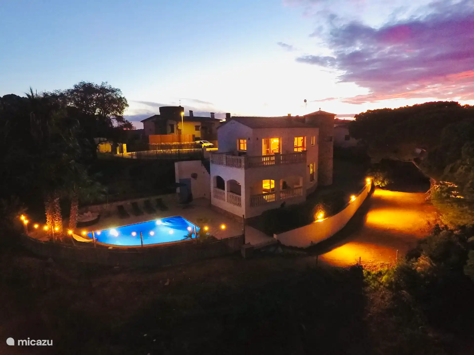 Gezelligheid met warm verlichte tuin