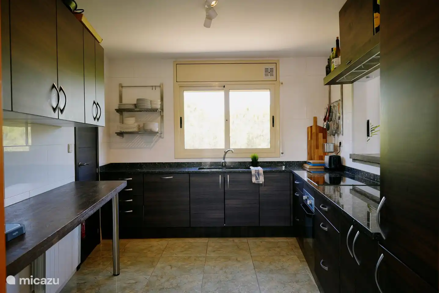 Cuisine:
Entièrement équipée avec Nespresso, lave-vaisselle, four, micro-onde, bouilloire, réfrigérateur &amp; congélateur