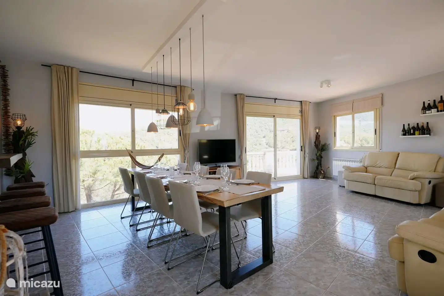 Séjour avec grand balcon :
Smart TV, Google Chrome Cast et boîtes à musique Sonos