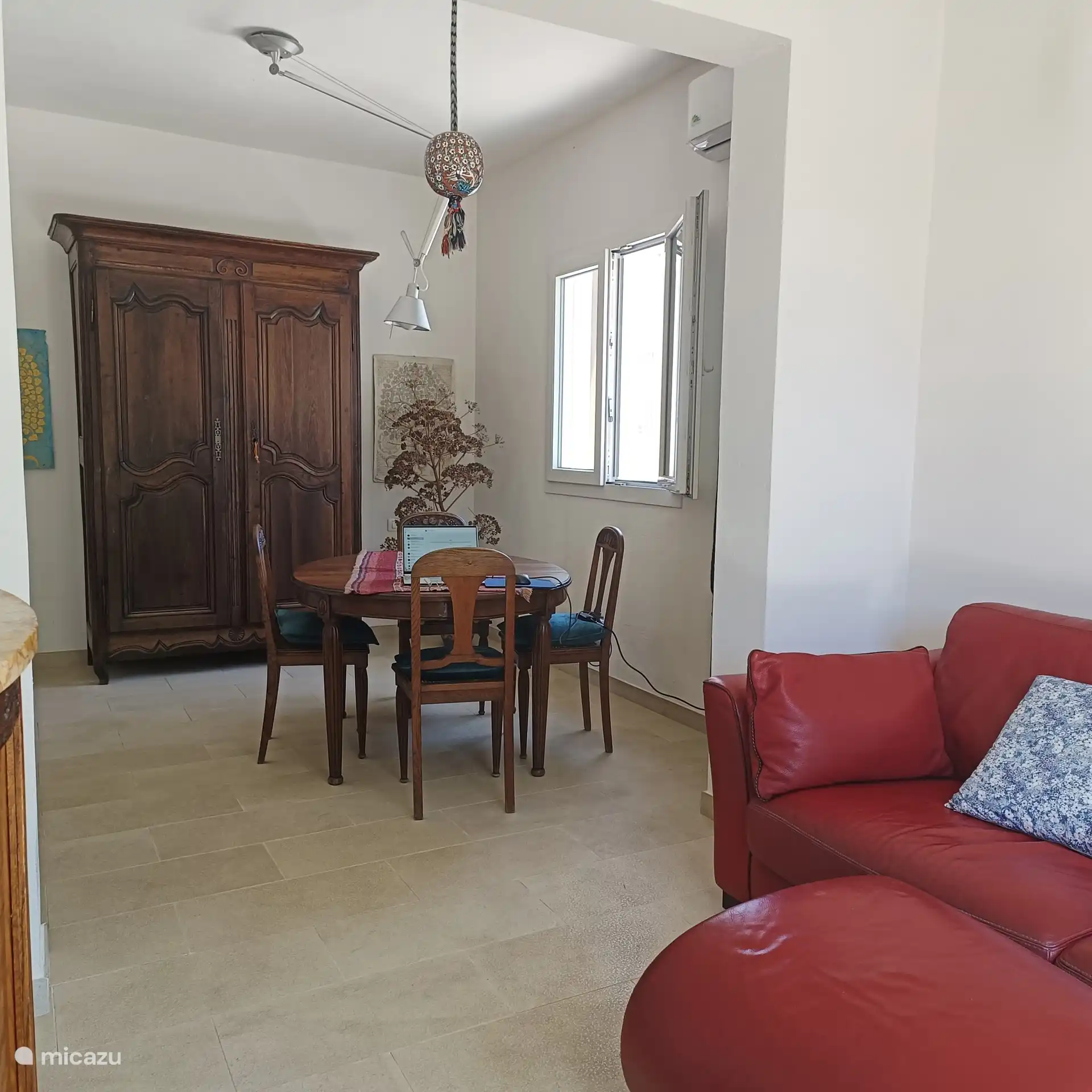 das Wohnzimmer mit Sitzecke