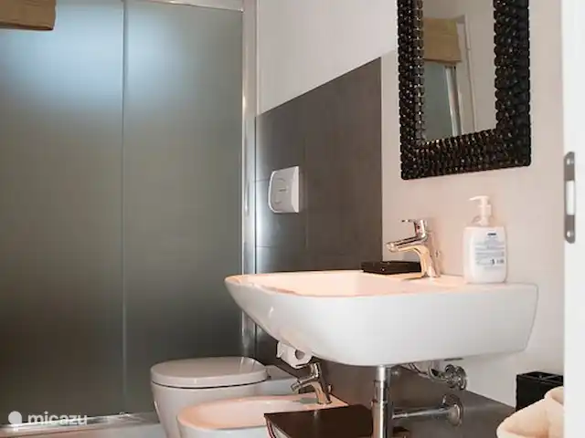 Villa Stella Errans en Italia, Sicilia, Ispica - villa Baño con lavabo, bidé y amplia ducha.