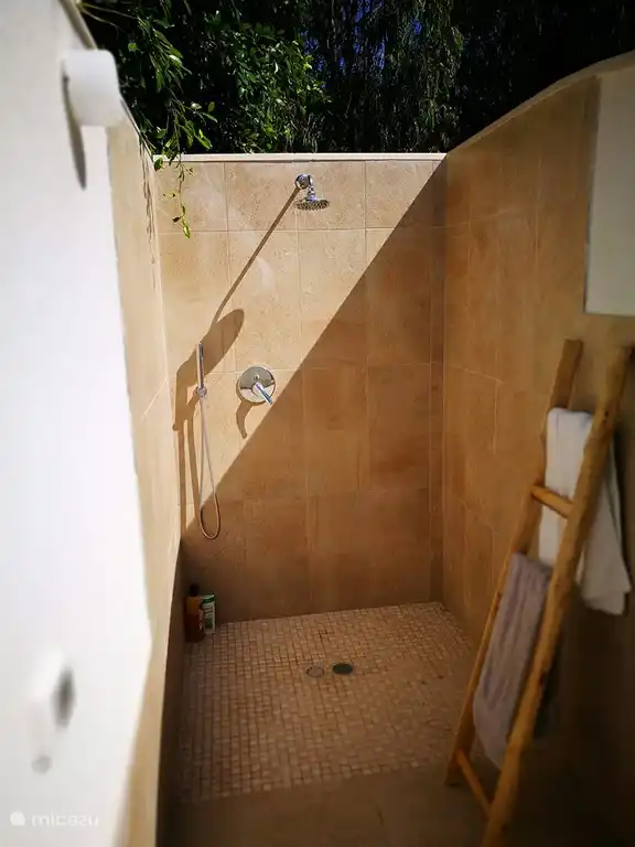 Die Außendusche. so abzuspülen nur das Meersalz