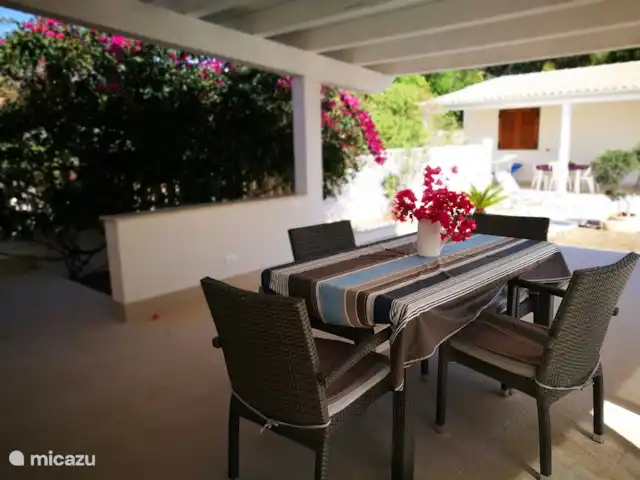 Villa Stella Errans en Italia, Sicilia, Ispica - villa La gran terraza de estar. Separada por una enorme buganvilla de colores, la gran terraza habitable de 50 m² ofrece mucho espacio y sombra para cenar y relajarse.