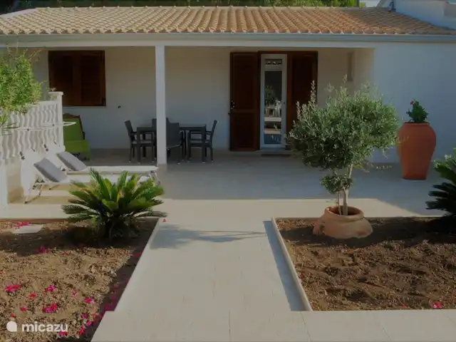 Villa Stella Errans en Italia, Sicilia, Ispica - villa Una hermosa terraza frente a la villa.