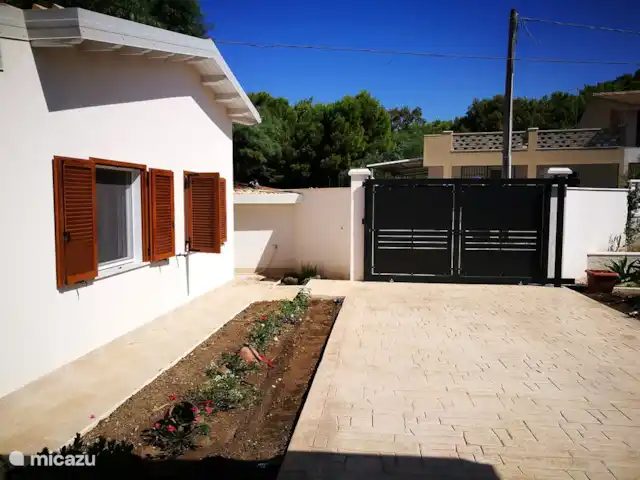 Villa Stella Errans en Italia, Sicilia, Ispica - villa La puerta de la entrada principal. La puerta robusta que asegura eficientemente el hogar y el jardín