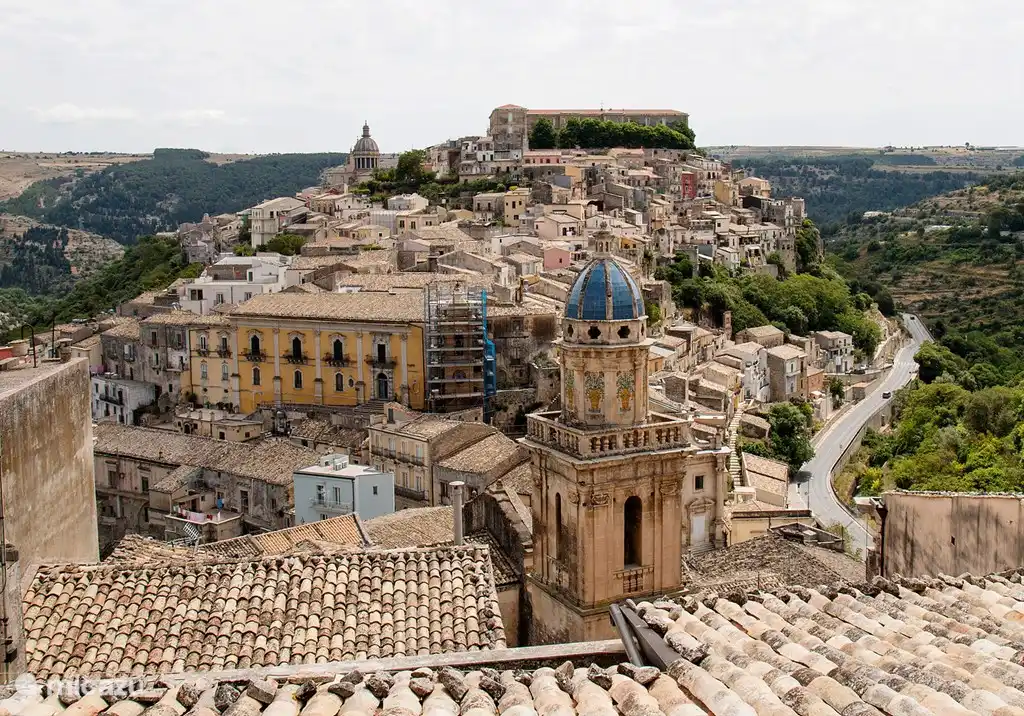 Ragusa Ibla (UNESCO-Weltkulturerbe). Das Hotel liegt 30 km von Stella Errans, der Altstadt von Ragusa mit ihrer faszinierenden Altstadt, 