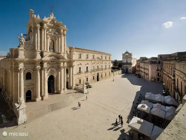 Villa Stella Errans en Italia, Sicilia, Ispica - villa Siracusa... nuestra querida ciudad (UNESCO) para simplemente caminar alrededor de las ruinas griegas y romanas, en el
península de Ortiga del bullicio teatral en la calle del mercado, para un buen almuerzo.
