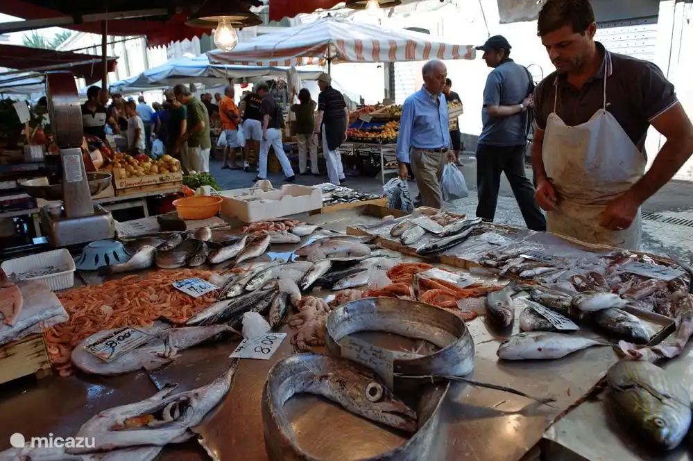Der Markt von Siracusa. Ein unvergessliches Erlebnis: Genießen Sie frisch zubereiteten Snacks und Köstlichkeiten, frische Muscheln mit einem Glas Weißwein zu Makronen und Schokolade Blöcken, köstliche cannoli sind die einfallsreichsten panino Jahre. Und natürlich Fisch, Fisch, Fisch...