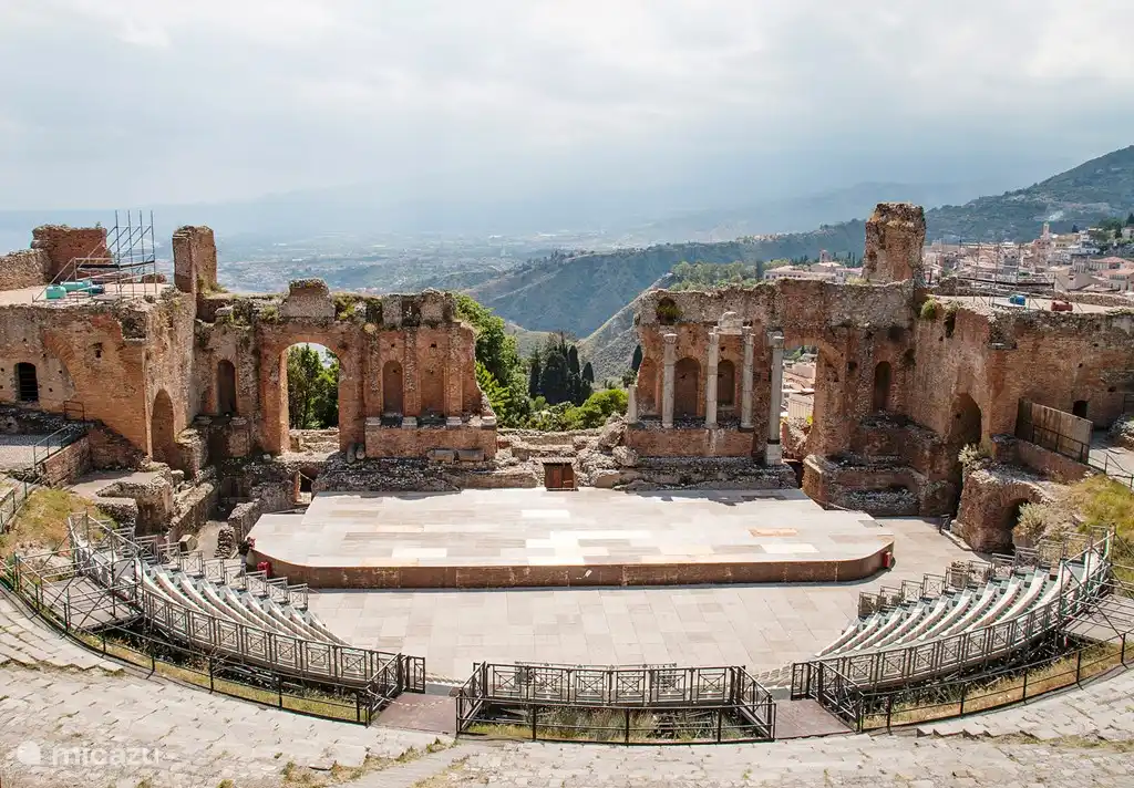 Die griechischen Teater Taormina. Nördlich von Catania ist Taormina (ca. 2 Stunden) mit einer der schönsten antiken griechischen Theater von Sizilien. Die Stadt mit ihrem zahlreichen internationalen Film, teater- und Musikfestival zieht jedes Jahr unzählige Besucher aus dem ganzen Welt.