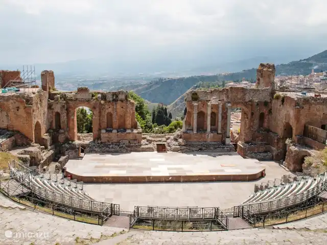 Villa Stella Errans en Italia, Sicilia, Ispica - villa El Teatro Griego de Taormina. Al norte de Catania se encuentra Taormina (alrededor de 2 horas) con uno de los teatros griegos antiguos más bellos de Sicilia. La ciudad con sus innumerables festivales internacionales de cine, teatro y música atrae cada año a innumerables visitantes de todo el mundo.