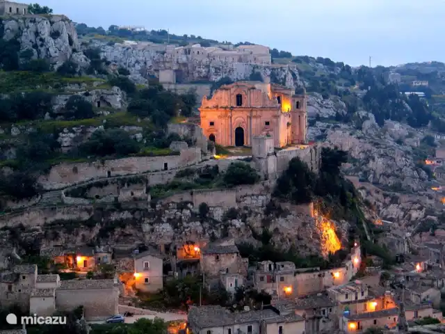 Villa Stella Errans en Italia, Sicilia, Ispica - villa La hermosa ciudad barroca de Scicli. Scicli está construido enteramente con piedras blancas de las canteras de los valles que rodean la ciudad. Muy recomendable el pueblo con sus edificios señoriales, iglesias y plazas (a 27 km de la villa, aprox. 40 minutos)