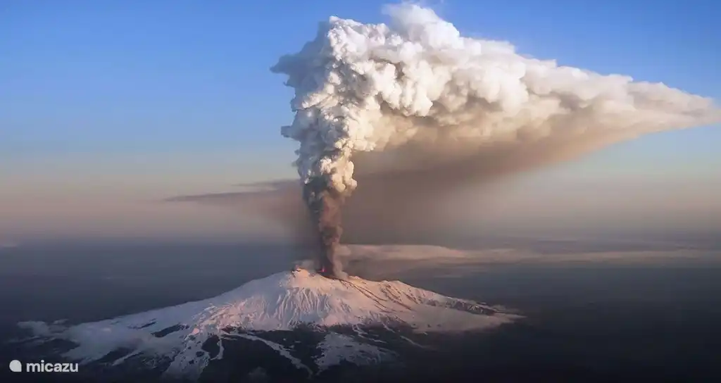 Ätna, eine stattliche Dame. 150 km von der Villa entfernt (ca. 2 Stunden entfernt), der Ätna, einer der größten und aktivsten Vulkane in Europa. Atemberaubende Ausblicke, abenteuerliche Touren entlang alter Krater und Lava Wege durch eine sich ständig verändernde und unvergessliche Landschaft.
