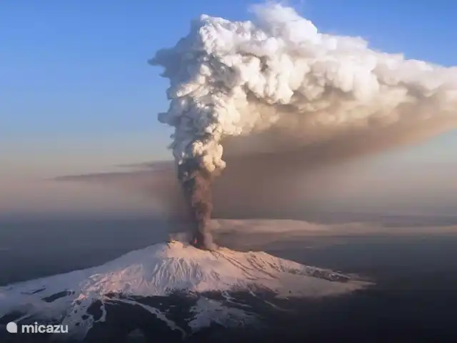 Villa Stella Errans en Italia, Sicilia, Ispica - villa Monte Etna, una dama majestuosa. El monte Etna, uno de los volcanes más grandes y activos de Europa, se encuentra a 150 km de la villa (unas 2 horas en coche). Impresionantes vistas, viajes de aventura a lo largo de antiguos cráteres y caminos de lava solidificada a través de un paisaje siempre cambiante e inolvidable.