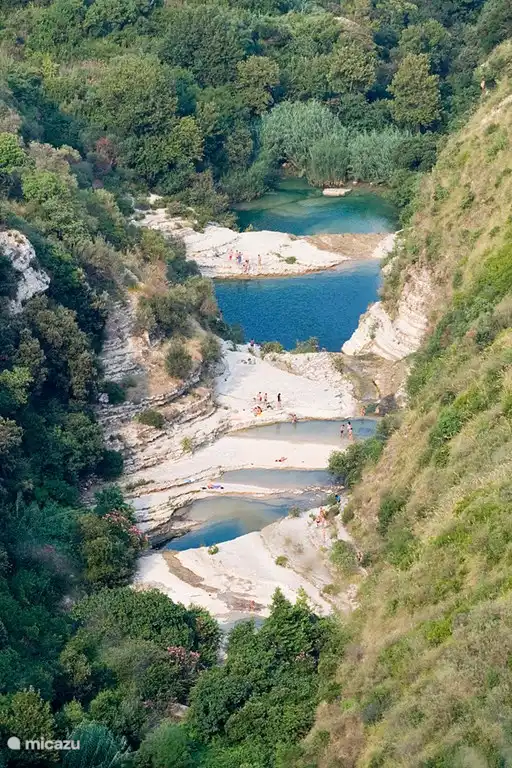 Die Seen von Cava Grande. Ein unberührtes Naturschutzgebiet, wo ein Fluss ausgegraben und kleine Seen haben einen Stil Tal vorbei durch Wasserfälle miteinander gebildet. Ein steiler Abstieg und ein anstrengender Rückzug, sondern für die sportliche unter Ihnen eine echte Herausforderung.