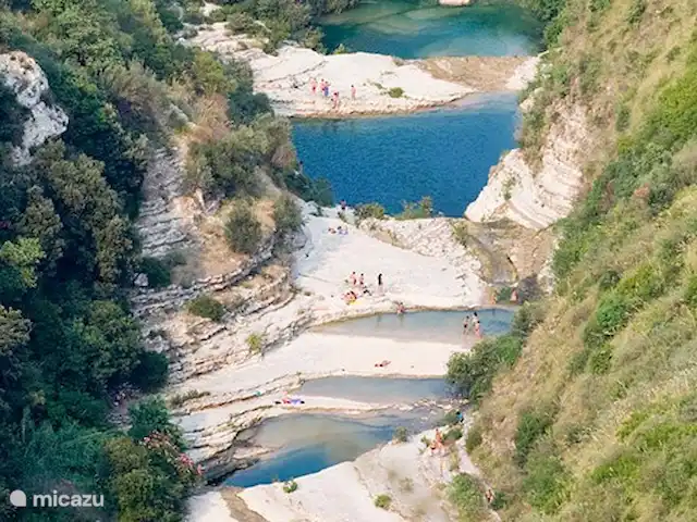 Villa Stella Errans en Italia, Sicilia, Ispica - villa Los lagos de Cavagrande. Una reserva natural virgen donde un río ha excavado un valle escarpado y ha formado pequeños lagos que se unen entre sí a través de cascadas. Un descenso considerable y un regreso agotador, pero un verdadero desafío para los deportistas.