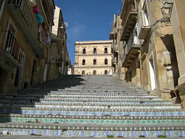 Villa Stella Errans en Italia, Sicilia, Ispica - villa Las escaleras en Caltagirone. Caltagirone es famosa por su cerámica y alfarería. La ciudad está a unos 100 km de la villa. Las vistas pintorescas, la decoración colorida del paisaje urbano, todo está enmarcado por las obras de los artistas de la cerámica siciliana más bella.