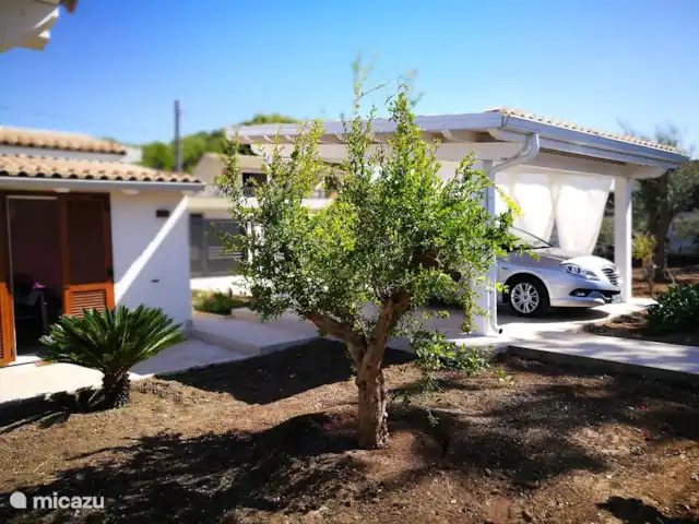 Villa Stella Errans en Italia, Sicilia, Ispica - villa Rosario el granado. Cuando entras por la puerta ves justo en frente de tu Rosario el viejo granado que da sus flores y frutos cada año.