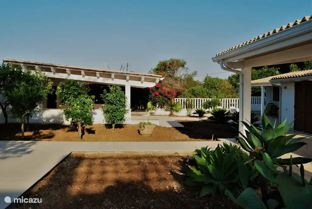 Die großzügige Terrasse des Hauses