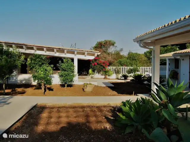 Villa Stella Errans en Italia, Sicilia, Ispica - villa La amplia terraza en frente de la casa.