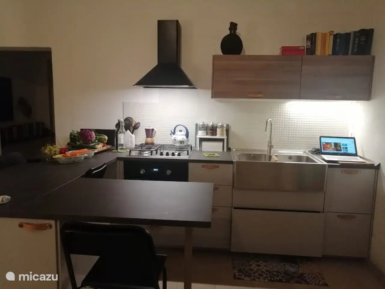 Voll ausgestattete moderne Küche in einem offenen Wohnbereich