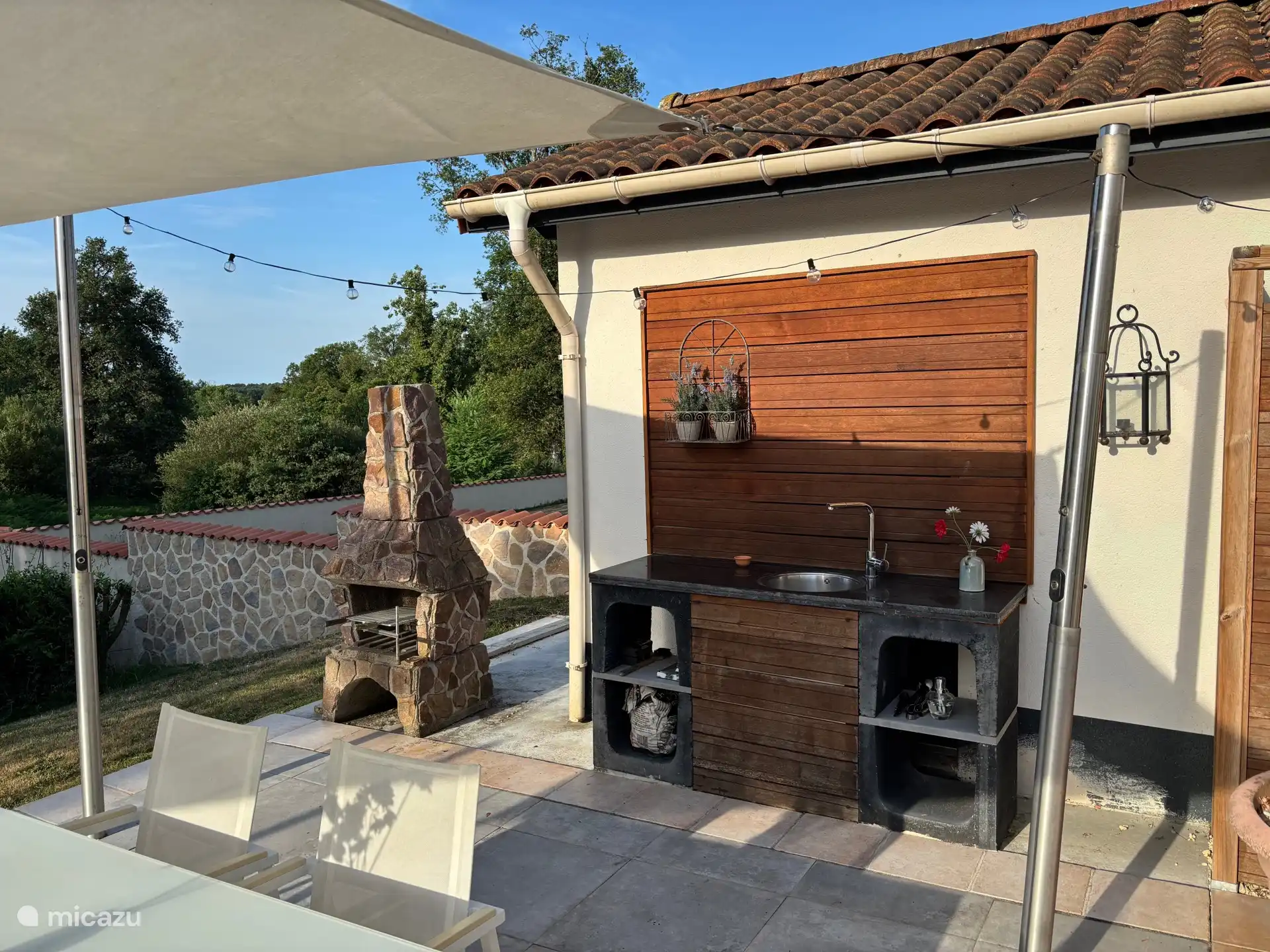 Buitenkeuken met vaste en verrijdbare barbecue