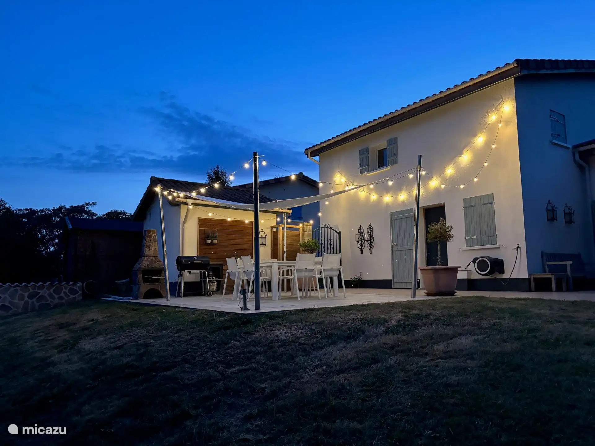 Tijdens de zwoele zomeravonden is het heerlijk lang genieten bij de grote buitenkeuken