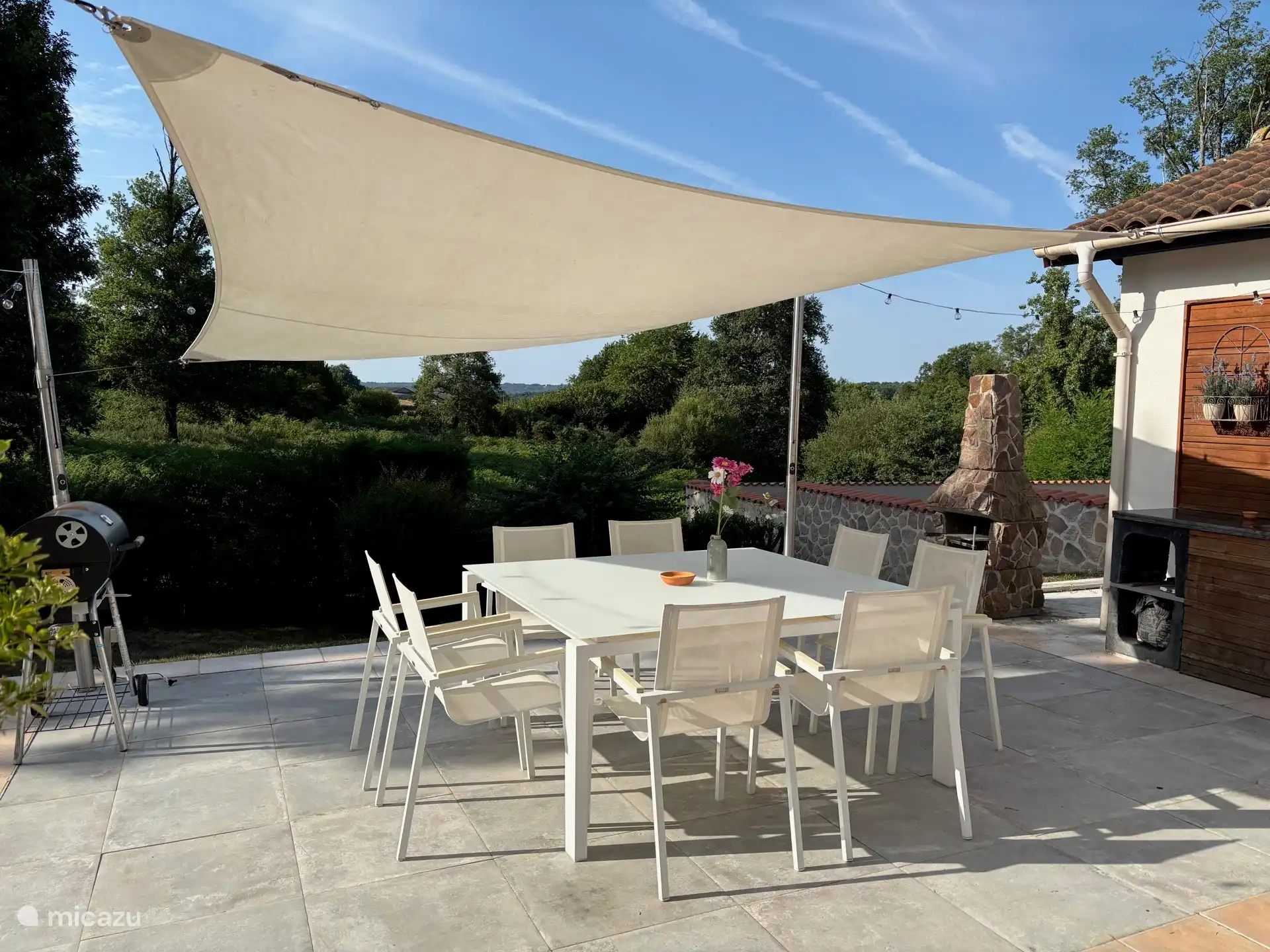 Terras met schaduwdoek bij de buitenkeuken