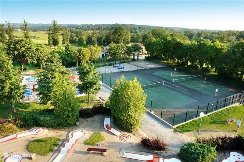 Courts de tennis, golf miniature, tables de ping-pong et terrain de jeu de boules.