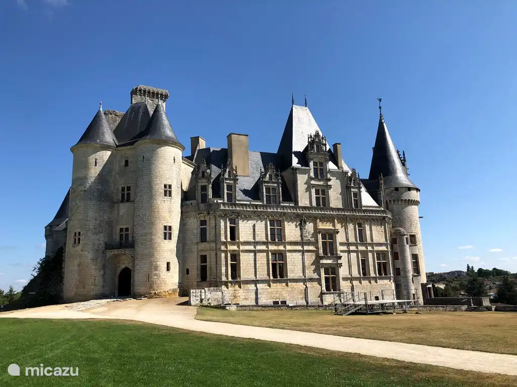 L'un des plus beaux châteaux de France se situe à La Rochefoucauld.