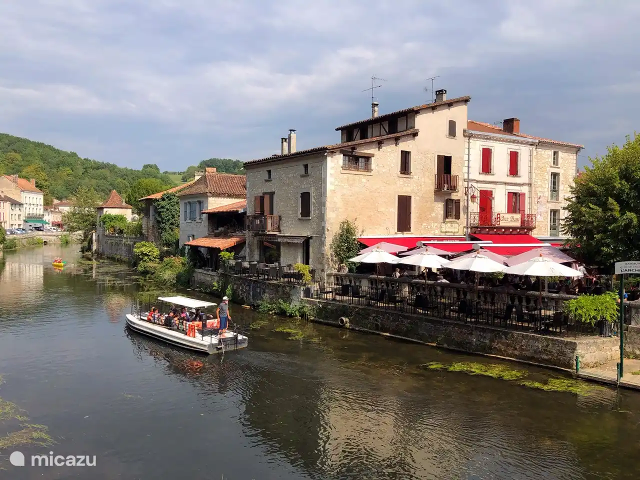 La rivière La Tardoire avec de nombreux restaurants sur ses rives. Idéal également pour le canoë.