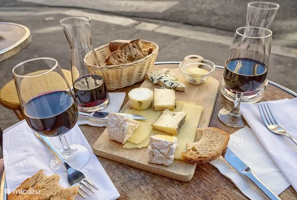 Délicieux avec du vin et du fromage...