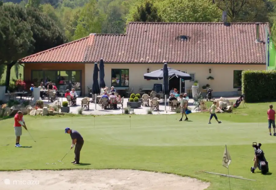 Le parcours de golf 18 trous 'Golf International de la Prêze' avec une excellente restauration se trouve à 10 minutes à pied de la Villa 'Village'.