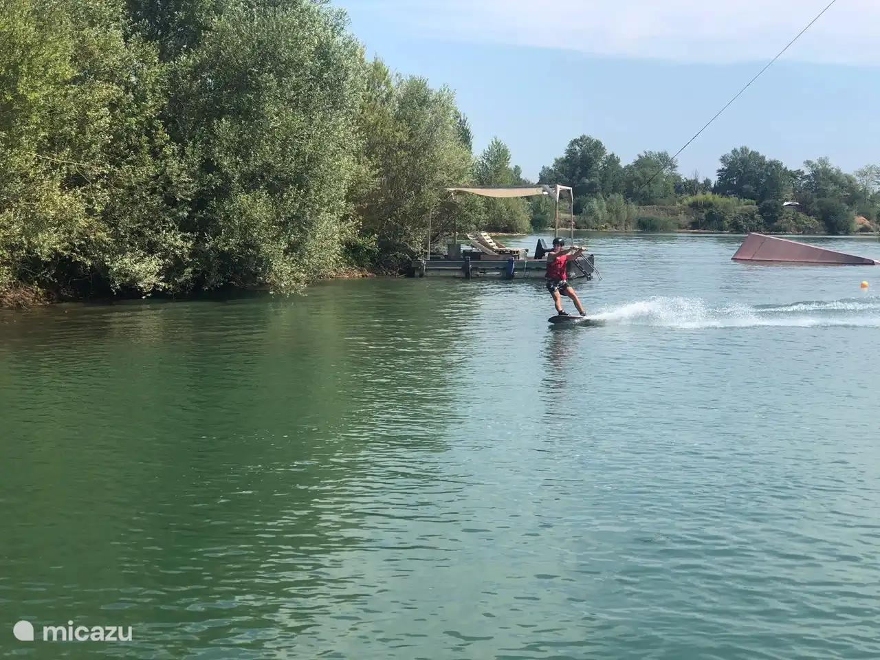 Le wakeboard est une activité populaire près de la Villa 'Village'. Très agréable pour les enfants et les adultes.