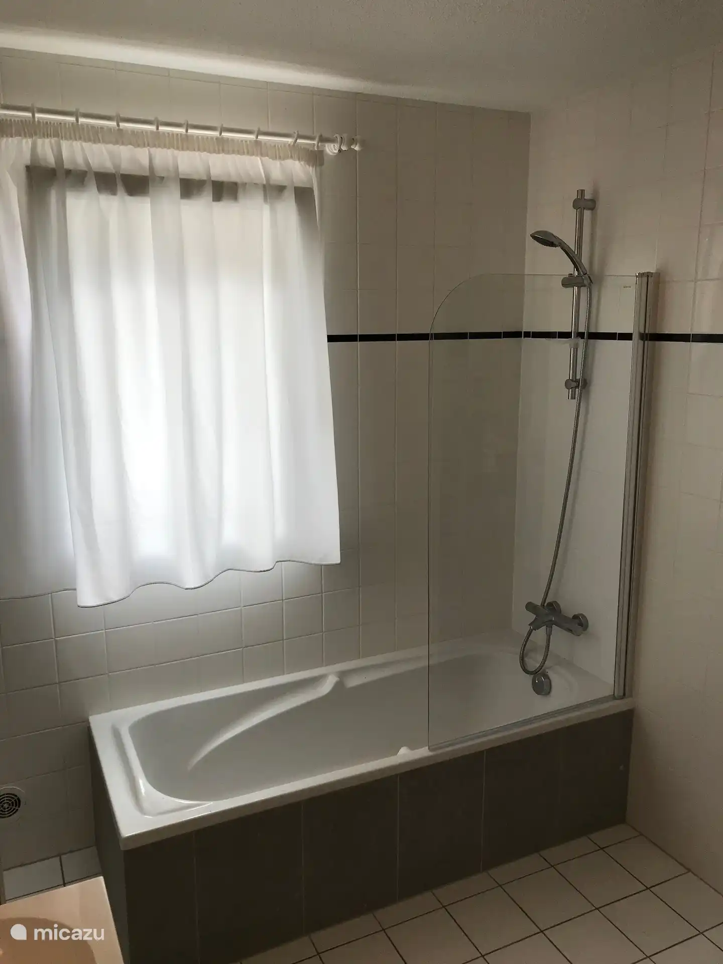 Bain dans la première salle de bain du rez-de-chaussée.