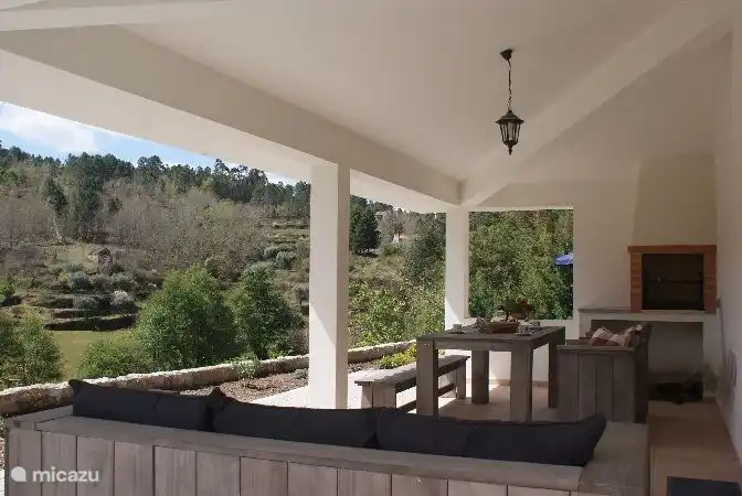 Vanaf deze veranda met luxe loungeset  en BBQ heeft u een fantastisch uitzicht over  onze vallei.