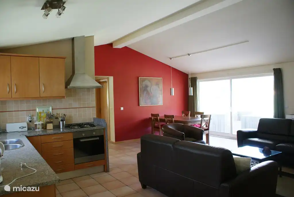 Keuken/eetkamer met schuifdeuren naar veranda