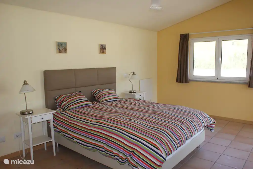 Zéér ruime ouderslaapkamer met voldoende ruimte voor bijplaatsen kinderbedje