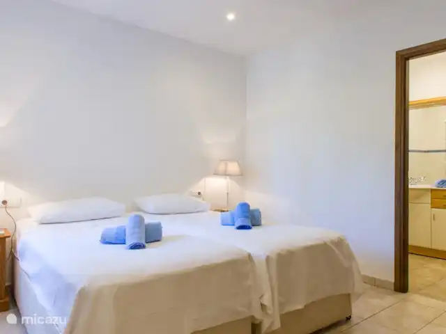 Villa Muntalmar en España, Costa Blanca, Jávea - villa Dormitorio 1 con camas box spring de lujo y baño interior