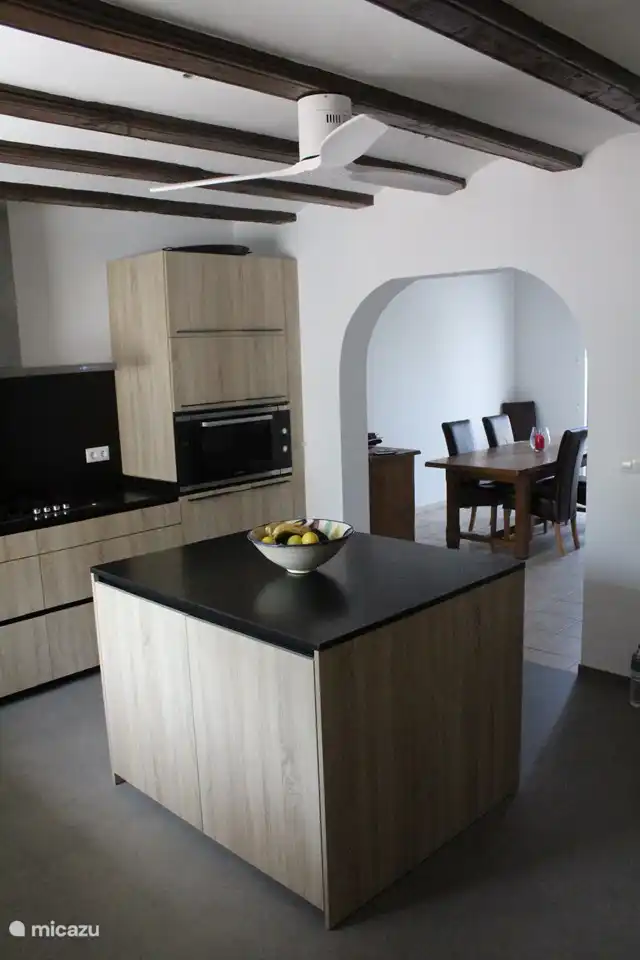 Moderne Küche (2022) mit allen Geräten.