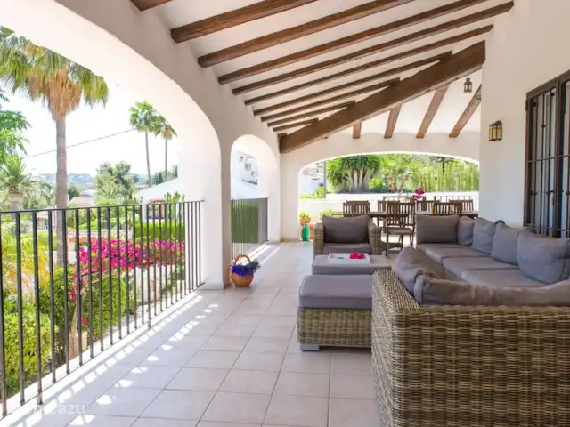 Villa Muntalmar en España, Costa Blanca, Jávea - villa Nuestra fantástica naya con sofá lounge y mesa de comedor ofrece un ambiente ideal para refrescarse en los días de verano