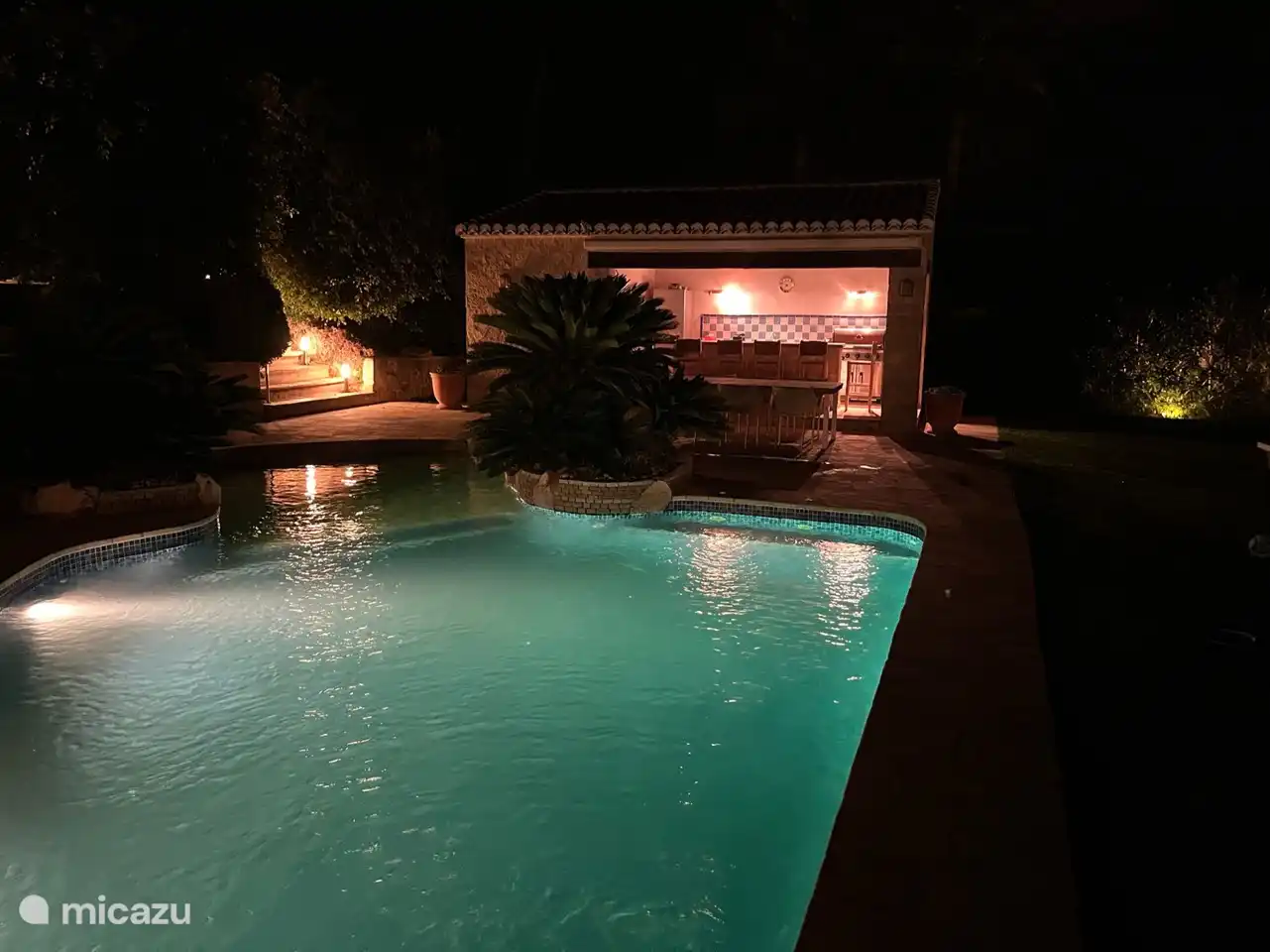 Schwimmbad in der Nacht