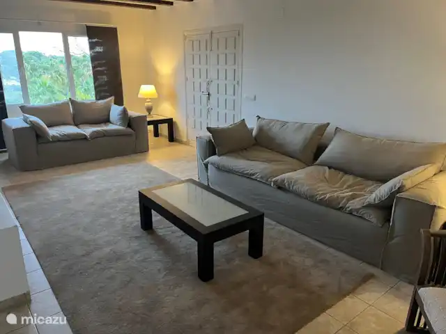 Villa Muntalmar en España, Costa Blanca, Jávea - villa Salón con cómodos sofás, chimenea y TV de pantalla plana.