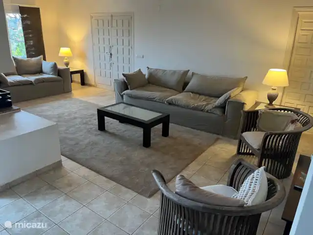 Villa Muntalmar en España, Costa Blanca, Jávea - villa Salón con cómodos sofás, chimenea y TV de pantalla plana.