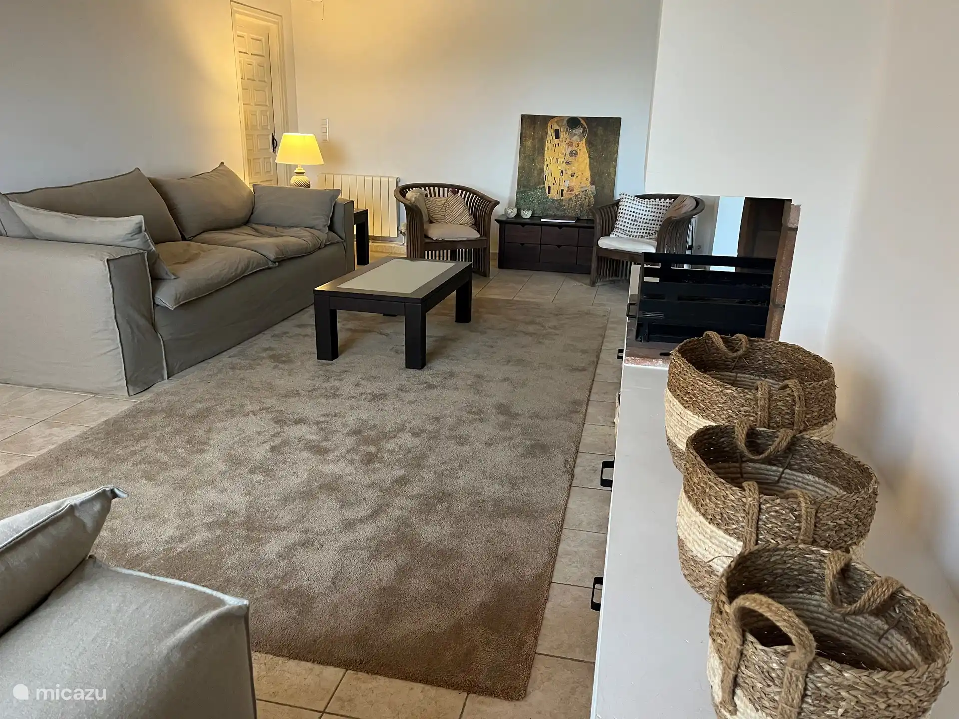 Wohnzimmer mit bequemen Sofas, Kamin und Flachbildfernseher