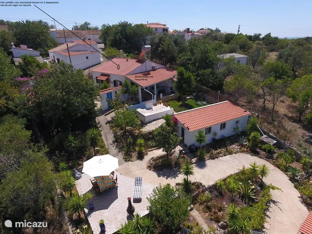 Maison avec terrasse à l'ombre et terrasse au soleil