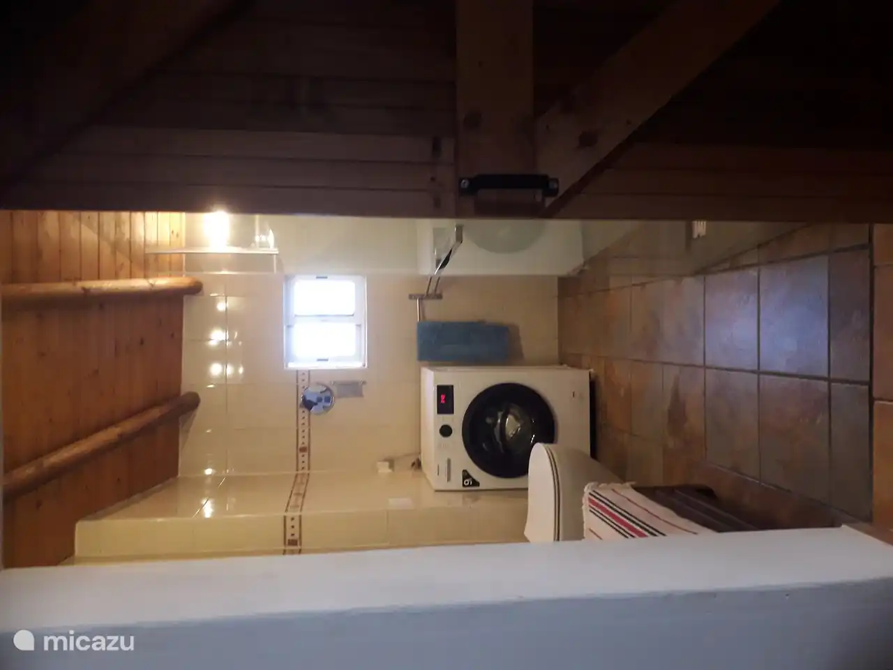 salle de douche spacieuse avec toilettes privées tout comme l'autre chambre.