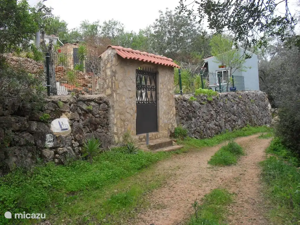 Le dos il y a un sentier de randonnée bien connu viaAlgarviana
