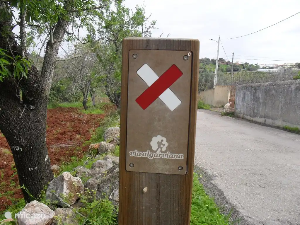 Le sentier pédestre passe devant mon jardin